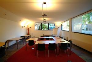 - une salle à manger avec des tables, des chaises et des fenêtres dans l'établissement La Bonneterie, à Andlau