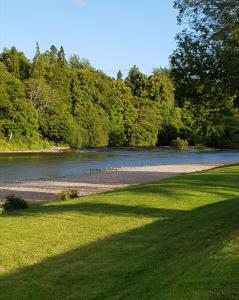 uitzicht op een rivier met gras en bomen bij Hillhaven Bed &Breakfast in Fortrose