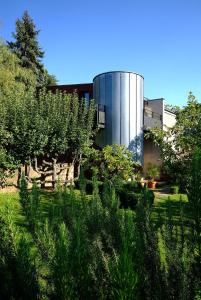 un bâtiment avec un silo au milieu d'un jardin dans l'établissement La Bonneterie, à Andlau
