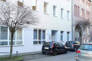 grupa samochodów zaparkowanych przed budynkiem w obiekcie Das Falk Apartmenthaus w Norymberdze