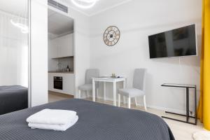 a bedroom with a bed with two white towels at Yellow Sunset Studio in Warsaw