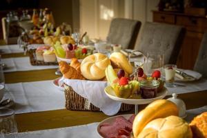uma mesa com vários pratos de comida sobre ela em B&B Le Cloître St Joseph em Messines