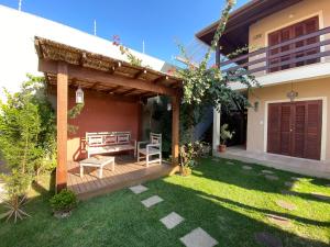 pérgola de madera en el patio trasero de una casa en Pousada da Brisa en Itanhaém