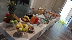 un buffet de frutas y hortalizas en una mesa en Hotel San Nicola, en Altamura