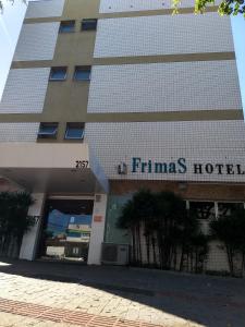 un hotel con un cartel en el lateral de un edificio en Frimas Hotel, en Belo Horizonte