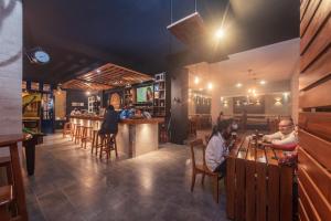 a restaurant with people sitting at the bar at Galapagos Native in Puerto Ayora