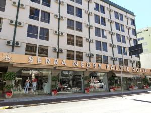 uma loja numa rua em frente a um edifício em Serra Negra Palace Hotel em Serra Negra