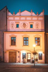 ein Gebäude in der Nacht auf einer Straße in der Unterkunft Renesanční vinařský dům v historickém centru Znojma in Znojmo