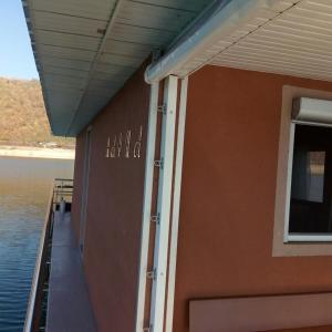 Příroda nedaleko ubytování na lodi + 2 fotografie