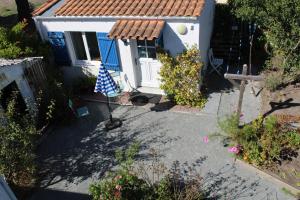 a small house with a flag in front of it at Petit studio CYPRÈS du BOIS in Noirmoutier-en-l'lle