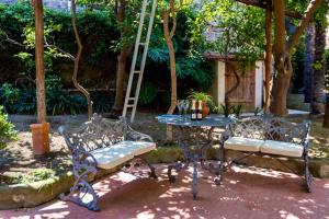 een tafel en twee banken en een tafel en een ladder bij Sara luxury apartament 2 in Sorrento