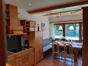 A kitchen or kitchenette at Exklusiv Apartment Sonnenalp