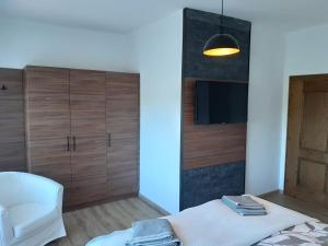 A bed or beds in a room at Exklusiv Apartment Sonnenalp