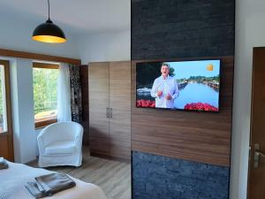 A television and/or entertainment centre at Exklusiv Apartment Sonnenalp