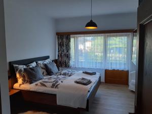 A bed or beds in a room at Exklusiv Apartment Sonnenalp
