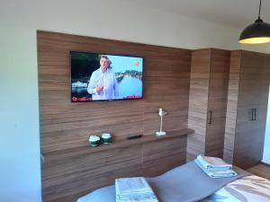 A television and/or entertainment centre at Exklusiv Apartment Sonnenalp