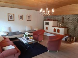A seating area at Exklusiv Apartment Sonnenalp