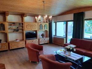 A television and/or entertainment centre at Exklusiv Apartment Sonnenalp