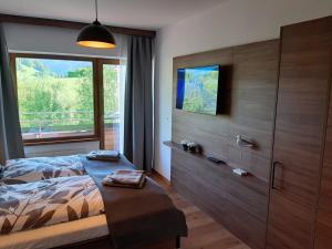 A bed or beds in a room at Exklusiv Apartment Sonnenalp