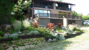 un giardino di fronte a una casa di Chata pri Vode a Kelča
