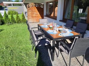A garden outside Exklusiv Apartment Sonnenalp