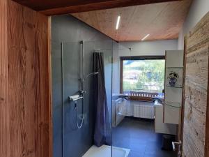 A bathroom at Exklusiv Apartment Sonnenalp