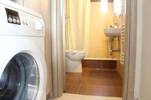 Kúpeľňa v ubytovaní New, bright, cozy, autonomous apartment with private entrance and garden, 42 m2, 5min to the beach and city center + 22 fotografií