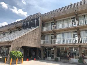 Un bâtiment avec des personnes debout à l'extérieur dans l'établissement HOTEL PLAZA RIVIERA, à Matamoros