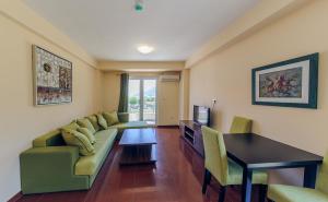 ein Wohnzimmer mit Sofa und Tisch in der Unterkunft Hotel Novi in Herceg-Novi