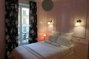 PARIS 5 district LUXEMBOURG GARDENS房間的床