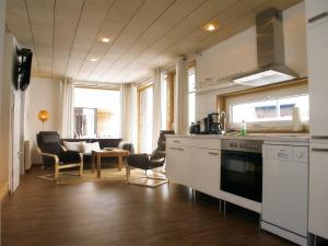 a kitchen and living room with a table and chairs at Schwedenrotes Ferienhaus "ISI" - Ostsee Strand 500 Meter - Nähe Wismar - alles inklusive in Zierow