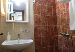 Un baño de Santorini Camping/Rooms 36 fotos más