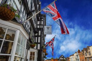 tres banderas británicas volando a un lado de un edificio en The Feathers Hotel, Ledbury, Herefordshire, en Ledbury