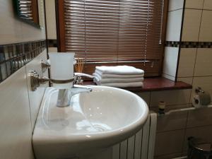 - Baño con lavabo blanco y toallas en Hotel Circus, en Moscú
