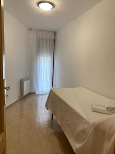 Apartamento dúplex en el centro de Huesca房間的床