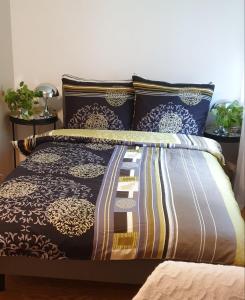 un letto con lenzuola e cuscini blu e marrone di Studio 2 a Dalen