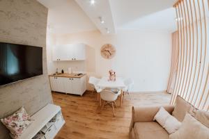 Μια τηλεόραση ή/και κέντρο ψυχαγωγίας στο Apartman Cute&Cosy Lux