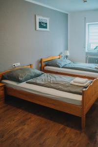 dos camas sentadas una al lado de la otra en un dormitorio en Three Corners en Grenzach-Wyhlen
