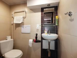 Kúpeľňa v ubytovaní Apartament Pod Krzywą Wieżą - zameldowanie 24 h