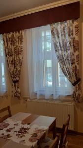A bed or beds in a room at Toscana Apartman