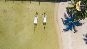 een uitzicht over het strand door twee ramen bij Portofino Beach Resort in San Pedro