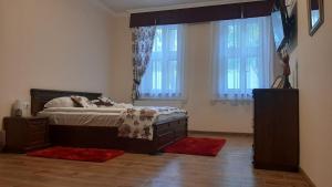 A bed or beds in a room at Toscana Apartman
