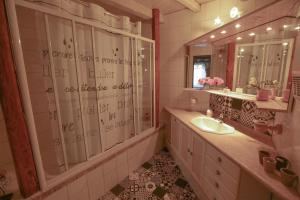 Saint-MacaireにあるMaison atypique dans cité médiévaleの洗面台と鏡のあるバスルーム +99枚の写真