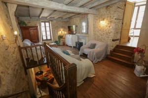 Saint-MacaireにあるMaison atypique dans cité médiévaleのソファとテーブルのあるリビングルーム