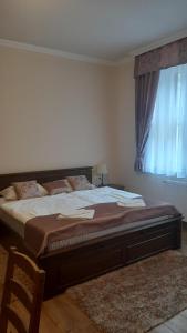 A bed or beds in a room at Toscana Apartman