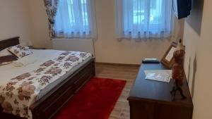 A bed or beds in a room at Toscana Apartman