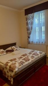A bed or beds in a room at Toscana Apartman