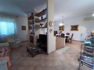 een woonkamer met een bank en een tafel bij B&B L'Oliveto in Lucignano
