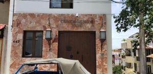 un edificio con una puerta marrón y un garaje en NISE en Puerto Vallarta