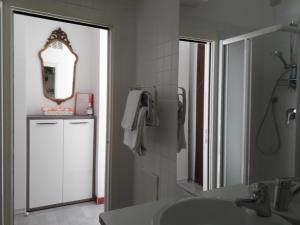 un bagno con lavandino e specchio di Monolocale Liola a Mestre Altre 17 foto